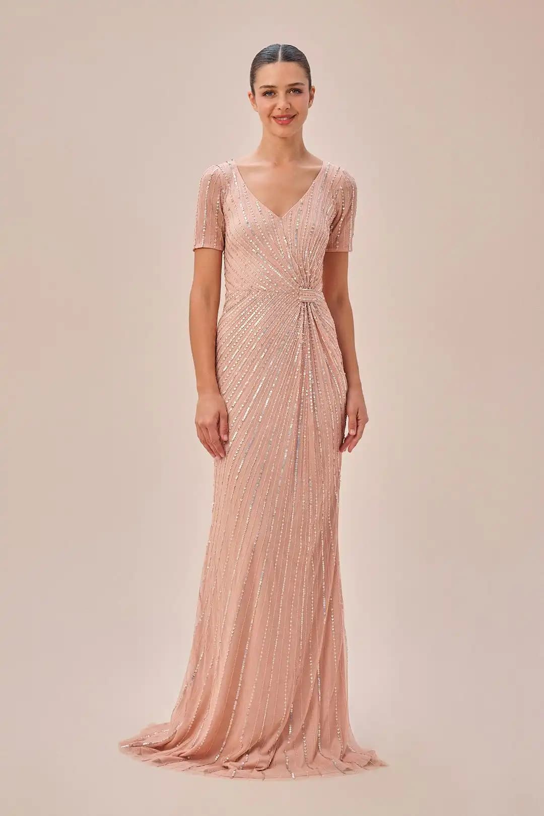 Toz Pembe Abiyeler: Zarafet ve Şıklığın Modern Moda Yansıması