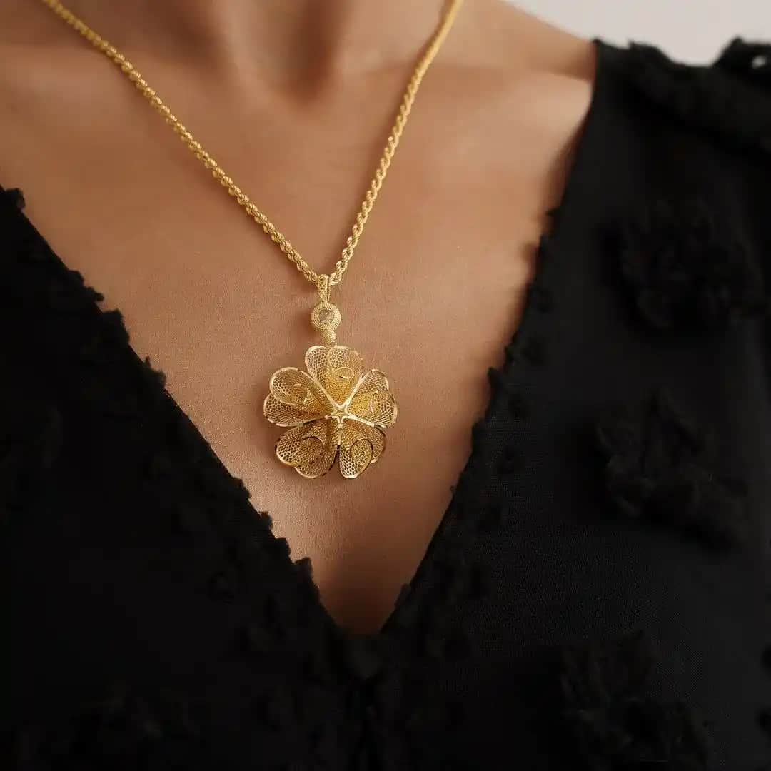 Tül Kolye Nedir ve Moda Dünyasında Nasıl Bir Yere Sahiptir