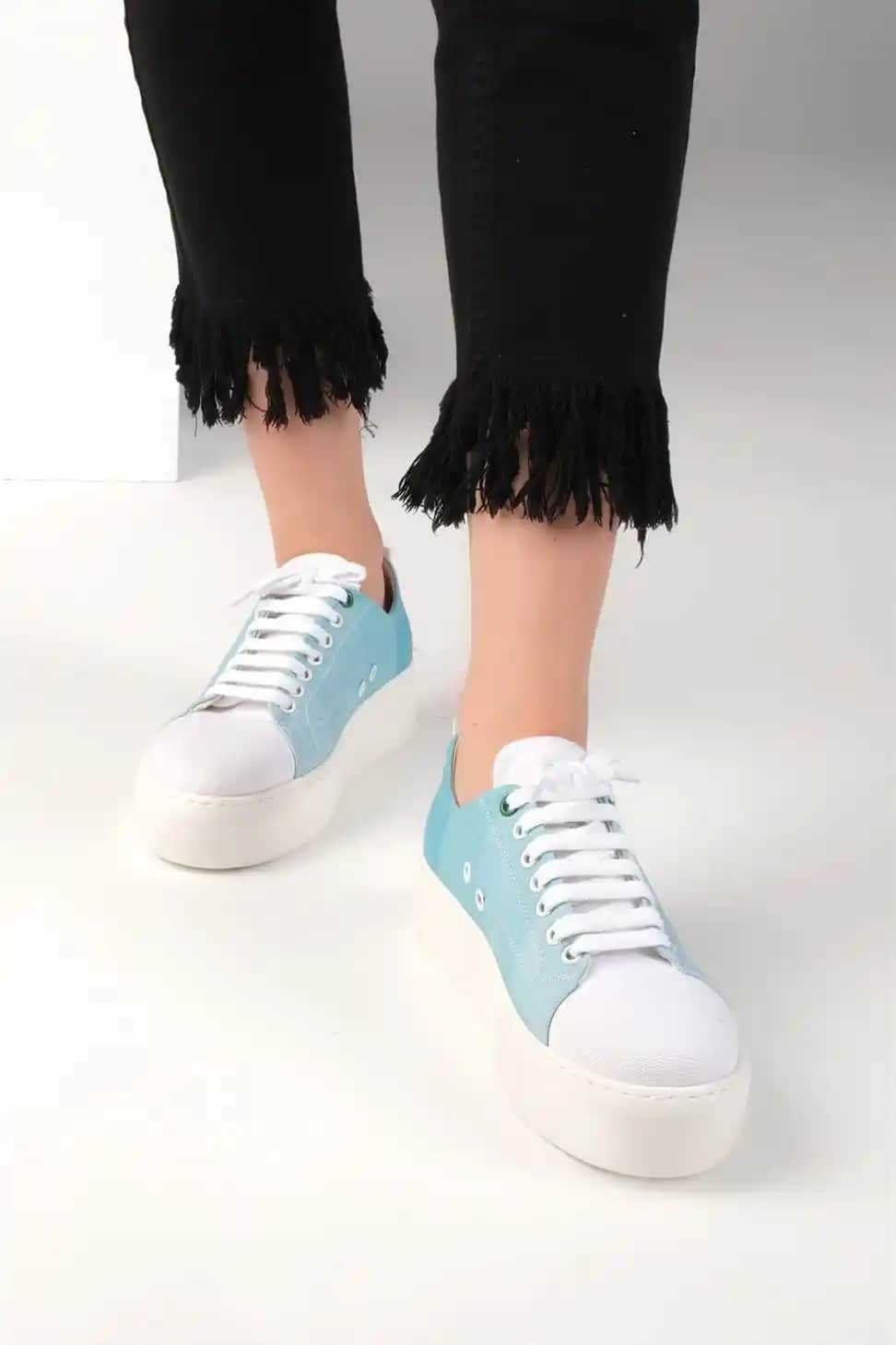 Turkuaz Ayakkabılar: Renkli ve Şık Bir Tarzın Simgesi Modada Güncel Kullanım ve Kombin İpuçları