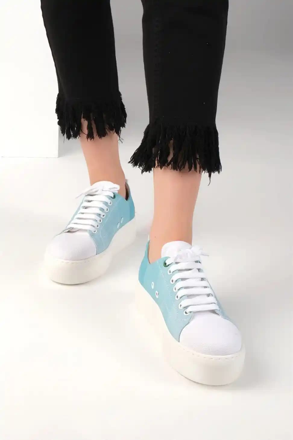 Turkuaz Ayakkabılar: Renkli ve Şık Bir Tarzın Simgesi Modada Güncel Kullanım ve Kombin İpuçları