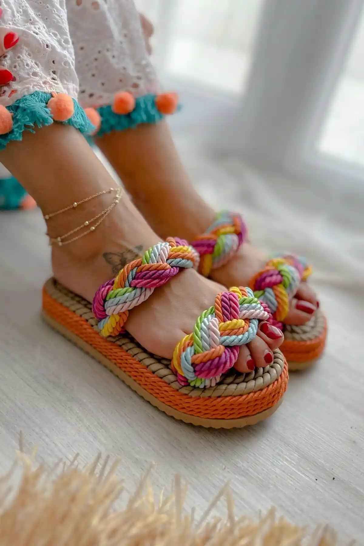 Turuncu Terliklerin Stil ve Kombinasyon İpuçlarıyla Günlük ve Özel Gün Kullanımı