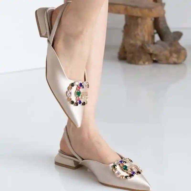 Ucu Kapalı Topuklu Ayakkabılar: Şıklık ve Konforu Bir Arada Sunan Seçenekler