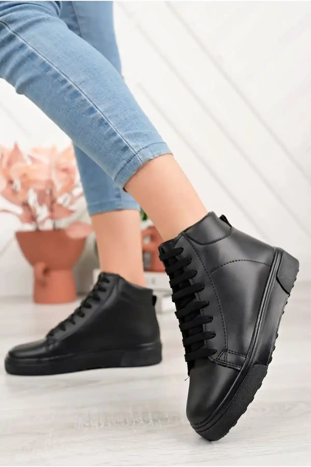 Uzun Bilekli Ayakkabılar: Moda ve Konforun Bir Arada Sunulduğu Güncel Trendler