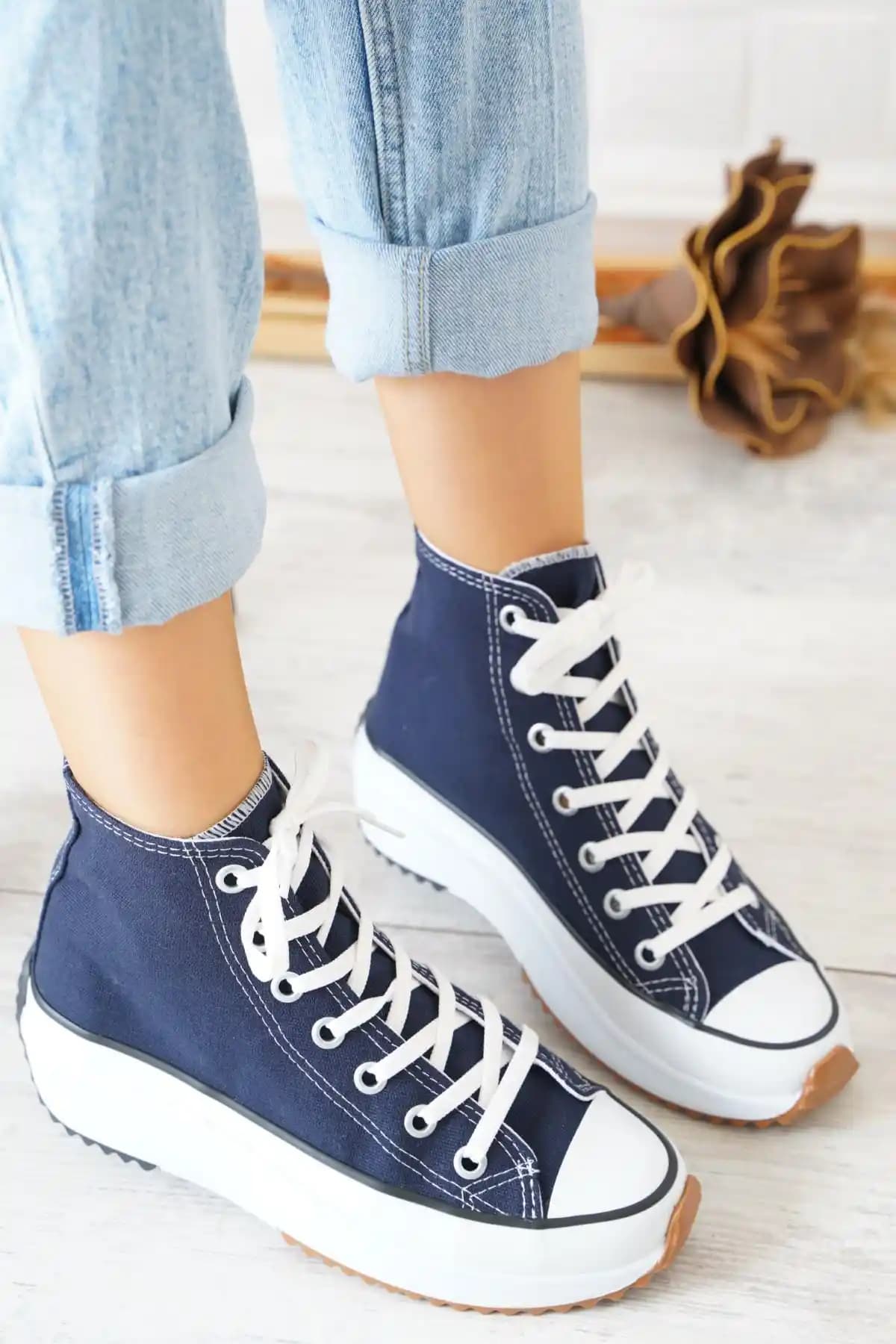 Uzun Converse Modelleri ve Kombinasyon İpuçlarıyla Tarzınızı Yükseltin