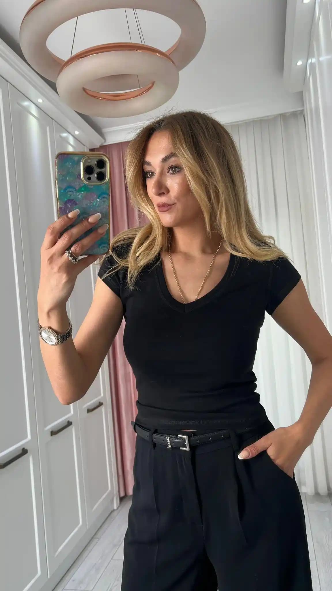 V Yaka Body Nedir ve Stilinizde Nasıl Kullanılır Güncel Moda Rehberi