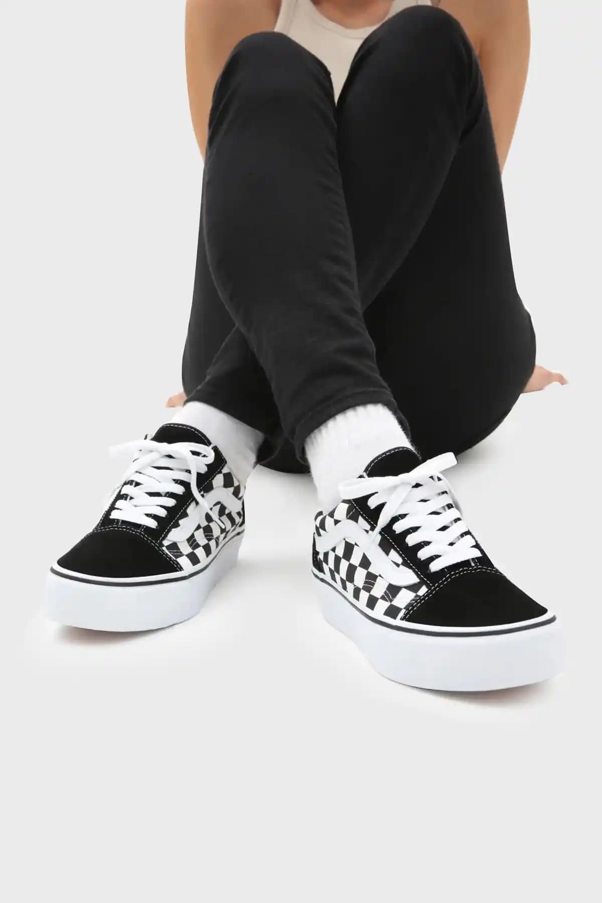 Vans Siyah Beyaz Koleksiyonu: Sokak Modasının Zamansız ve İkonik Tasarımları