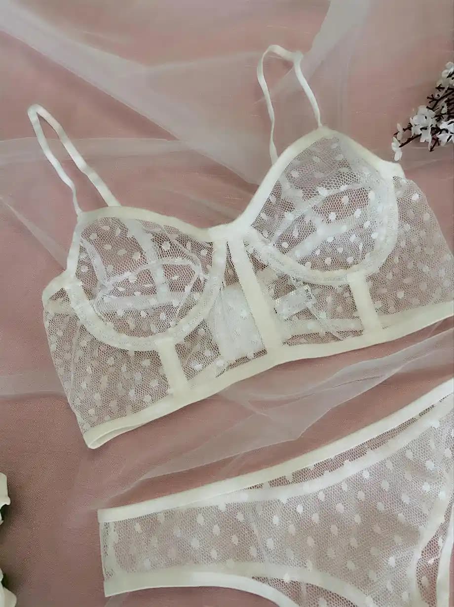 Yarım Korse Nedir? Moda ve Konforu Bir Arada Sunan Vücut Şekillendirme Aksesuarı
