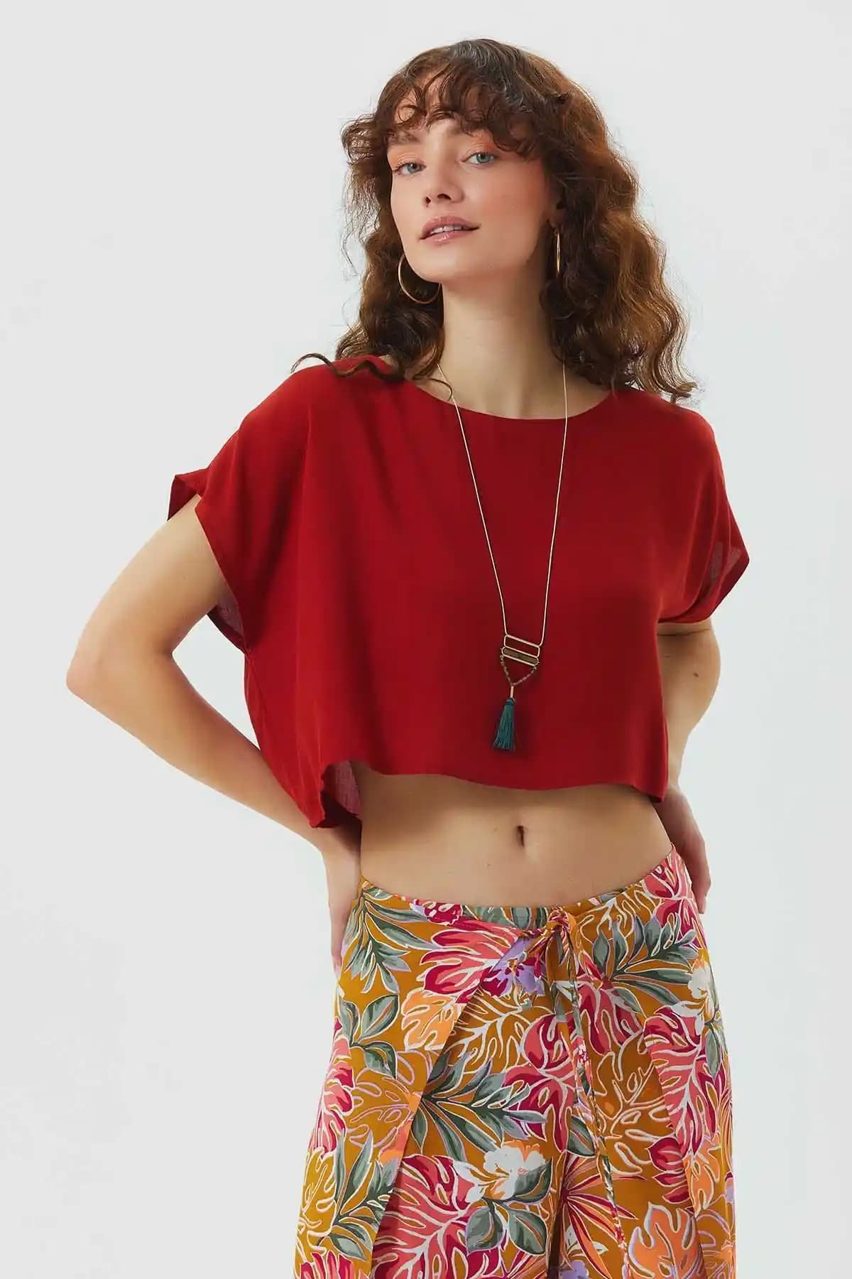 Yazlık Crop Modası: Yaz Aylarında Şıklık ve Rahatlık Sağlayan Trend Parçalar
