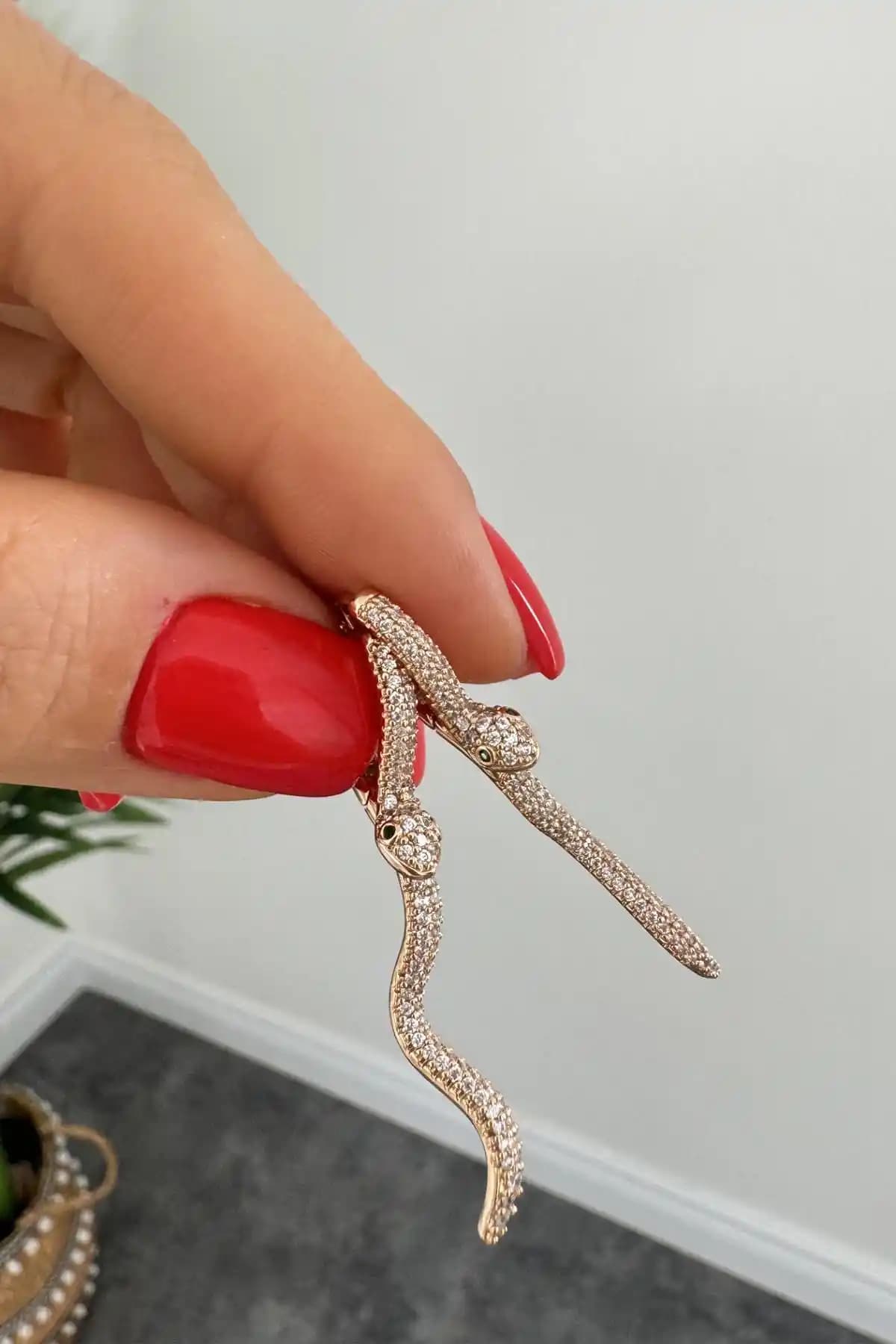 Yılan Küpe Modelleri ve Anlamları: Takı Dünyasında Güç ve Zarafetin Sembolü