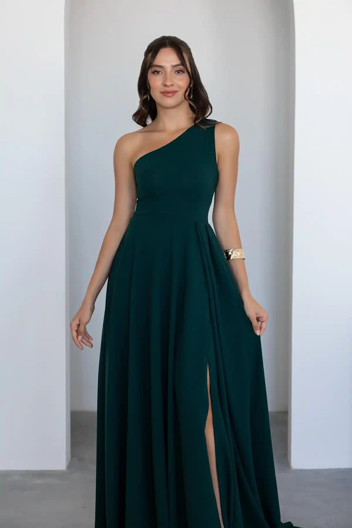 Yırtmaçlı Abiyeler: Modern ve Zarif Tasarımlarla Özel Günler İçin Şık Seçenekler