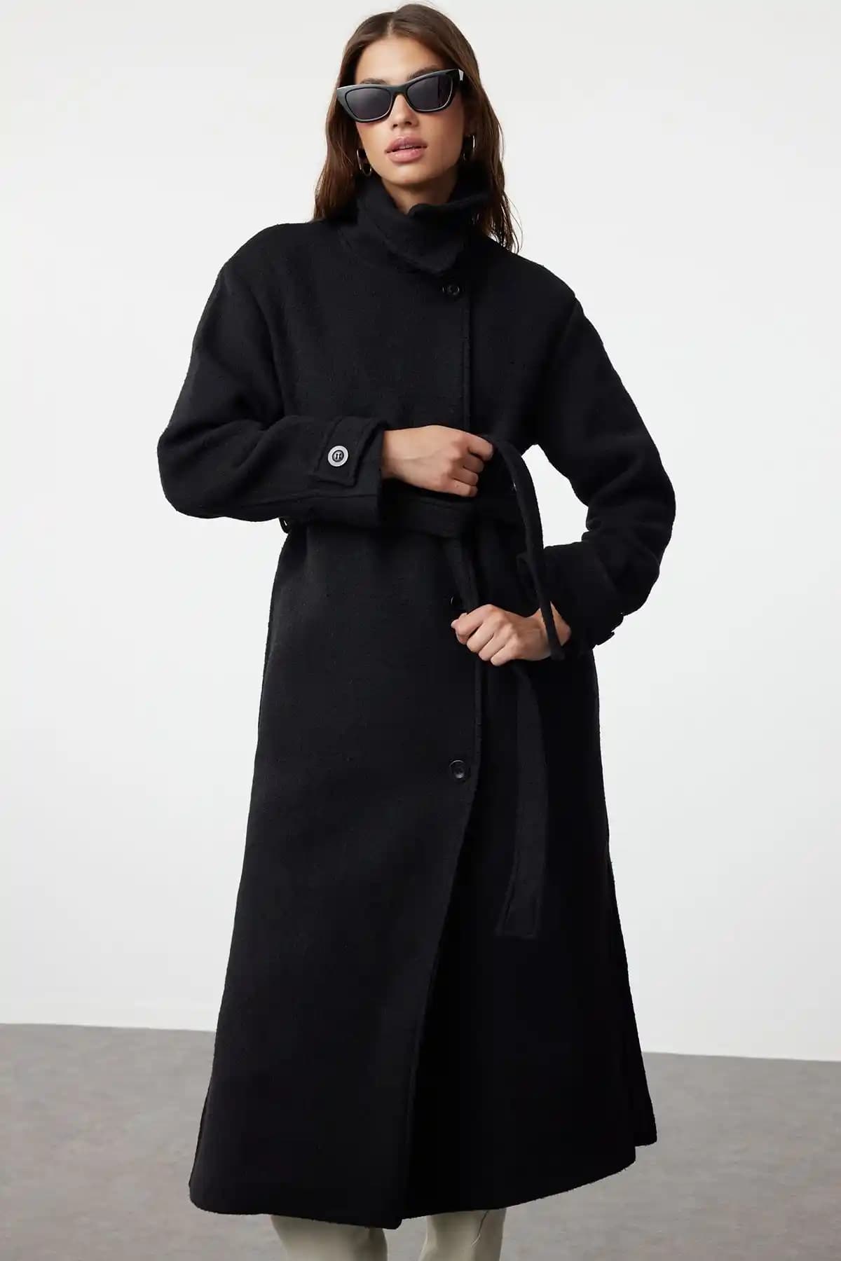 Yünlü Kabanlar: Kış Aylarında Şıklık ve Konfor İçin En İyi Seçenekler