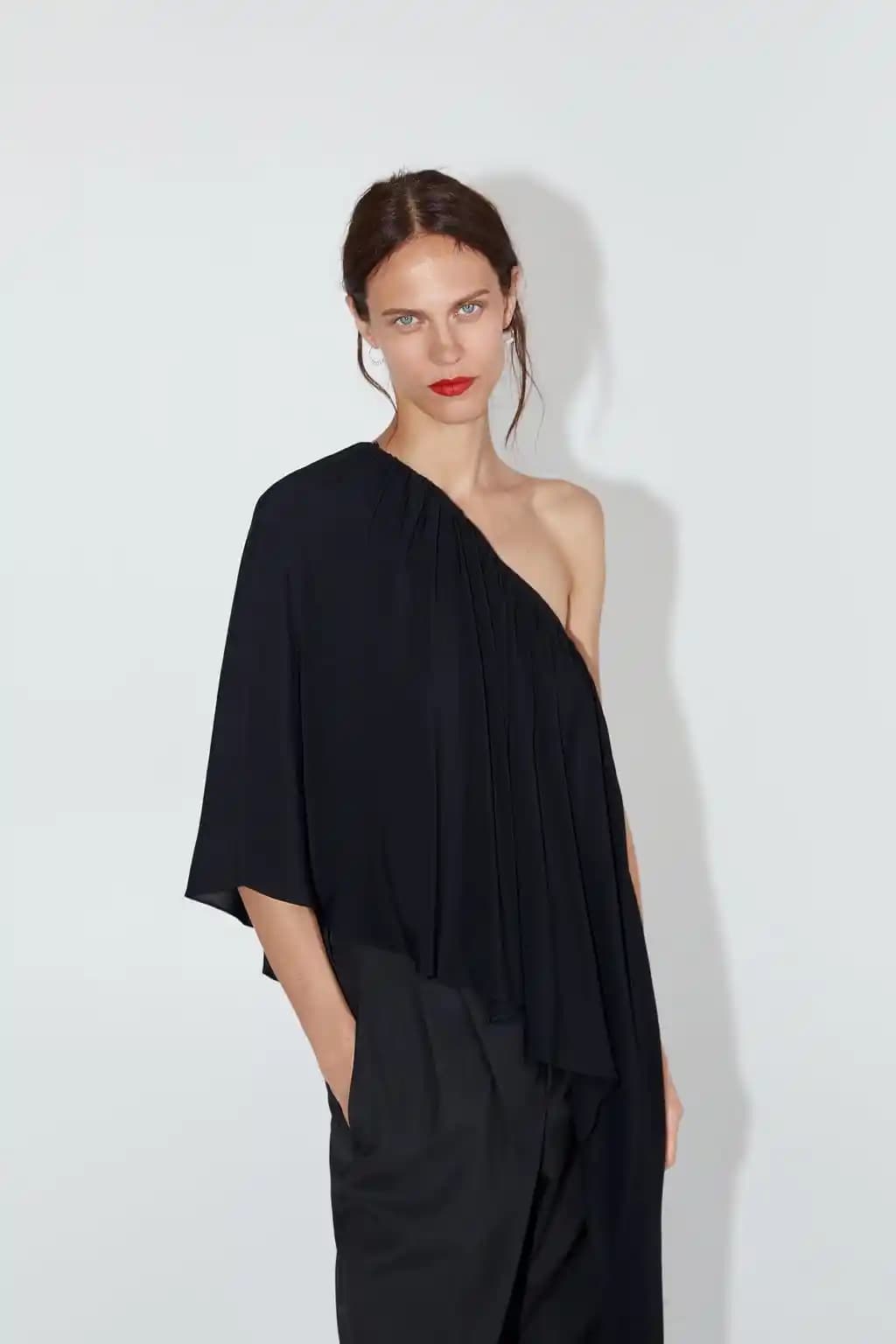 Zara Asimetrik Top Koleksiyonu ile Modern ve Şık Kombinasyonlar Yaratın