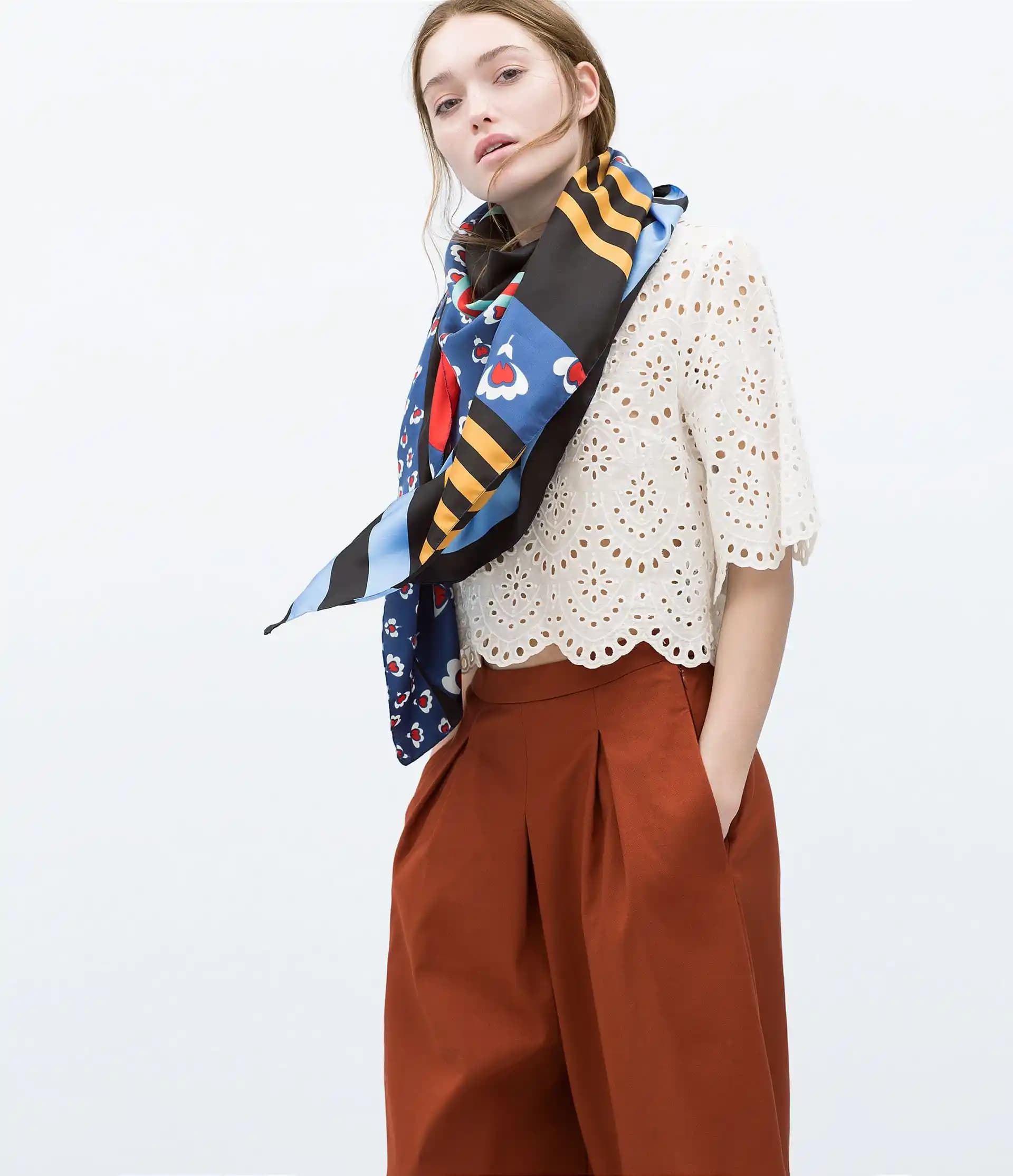 Zara Eşarp Koleksiyonu: Şıklık ve Fonksiyonelliği Bir Arada Sunan Moda Aksesuarı