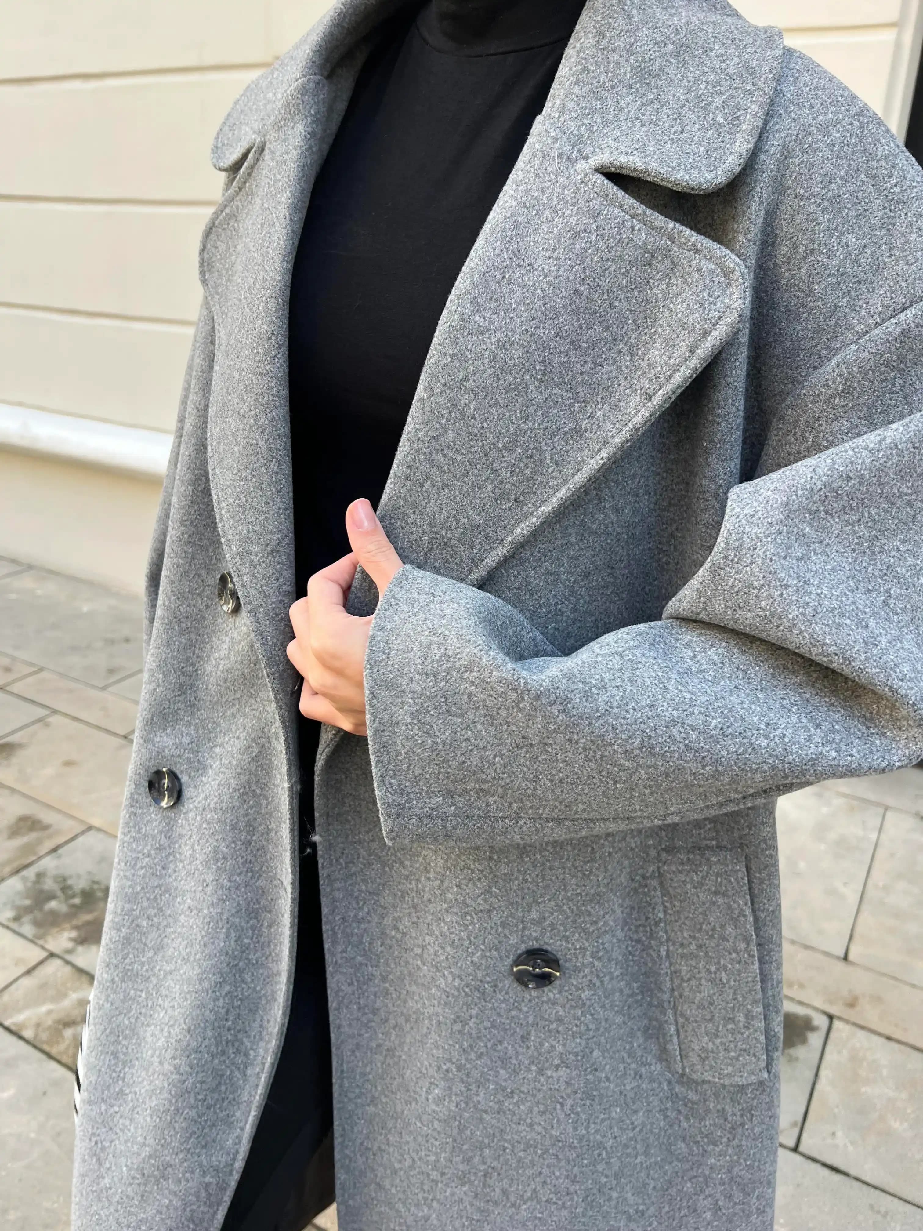 Zara Gri Kaban: Modern ve Zamansız Tasarımlarla Kış Stilinizde Fark Yaratın