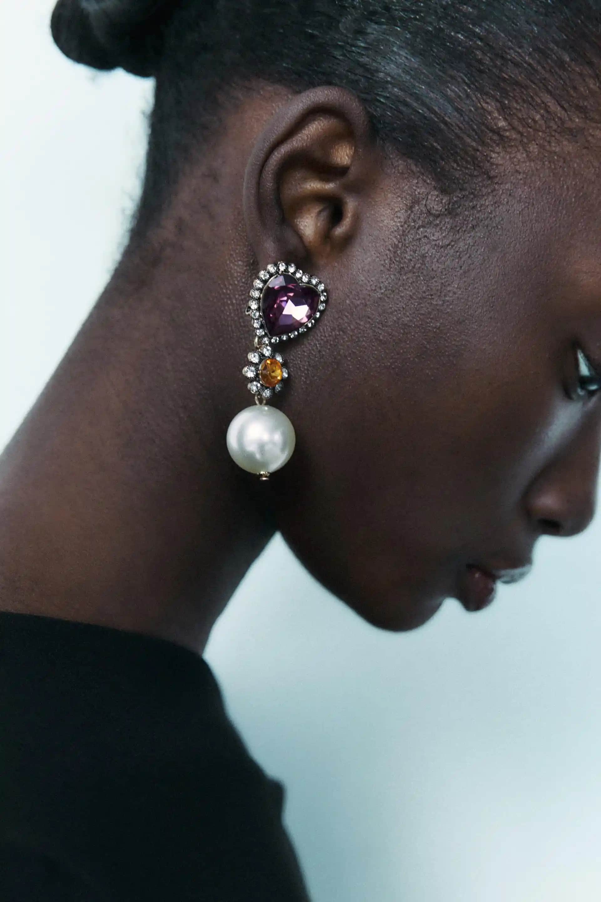 Zara Küpe Koleksiyonlarıyla Güncel Moda Trendlerini Yansıtan Şık Aksesuar Seçenekleri