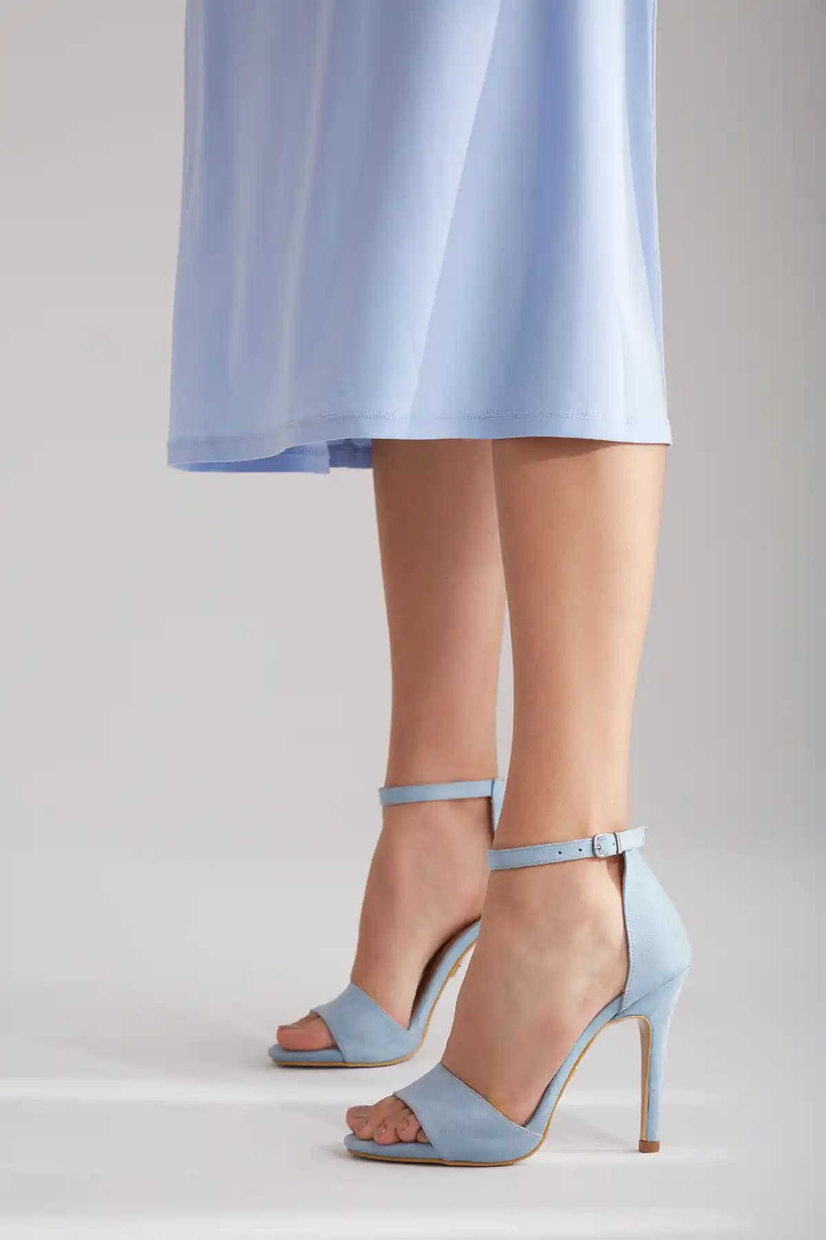 2025'te Zara Mavi Topuklu Ayakkabılarla Şıklık ve Konforu Yakalayın