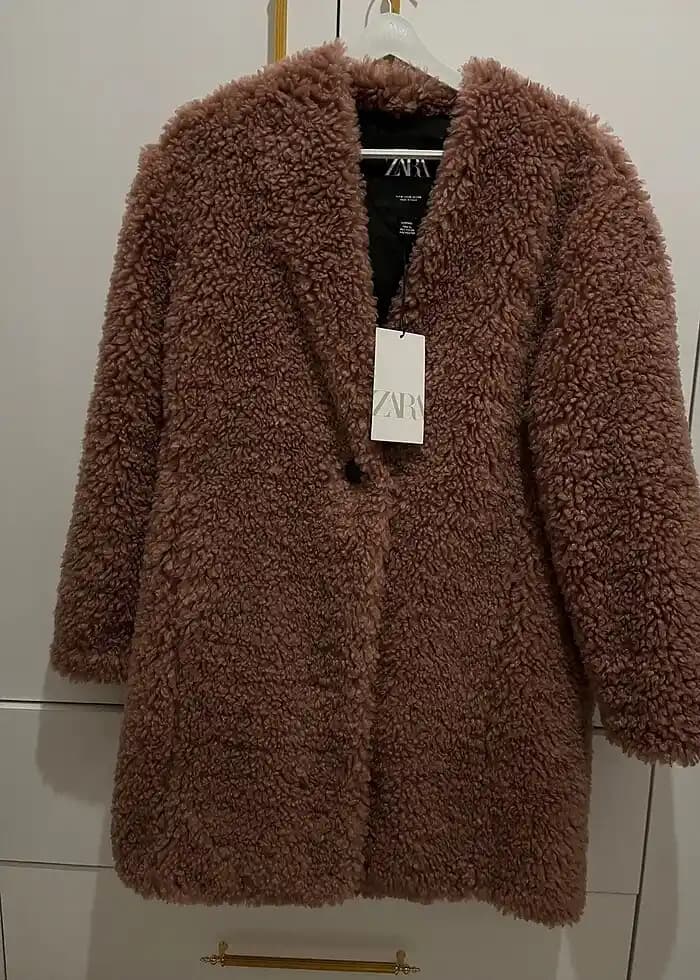 Zara Peluş Kaban Koleksiyonu: Şıklık ve Konforu Bir Arada Sunan Kış Modası