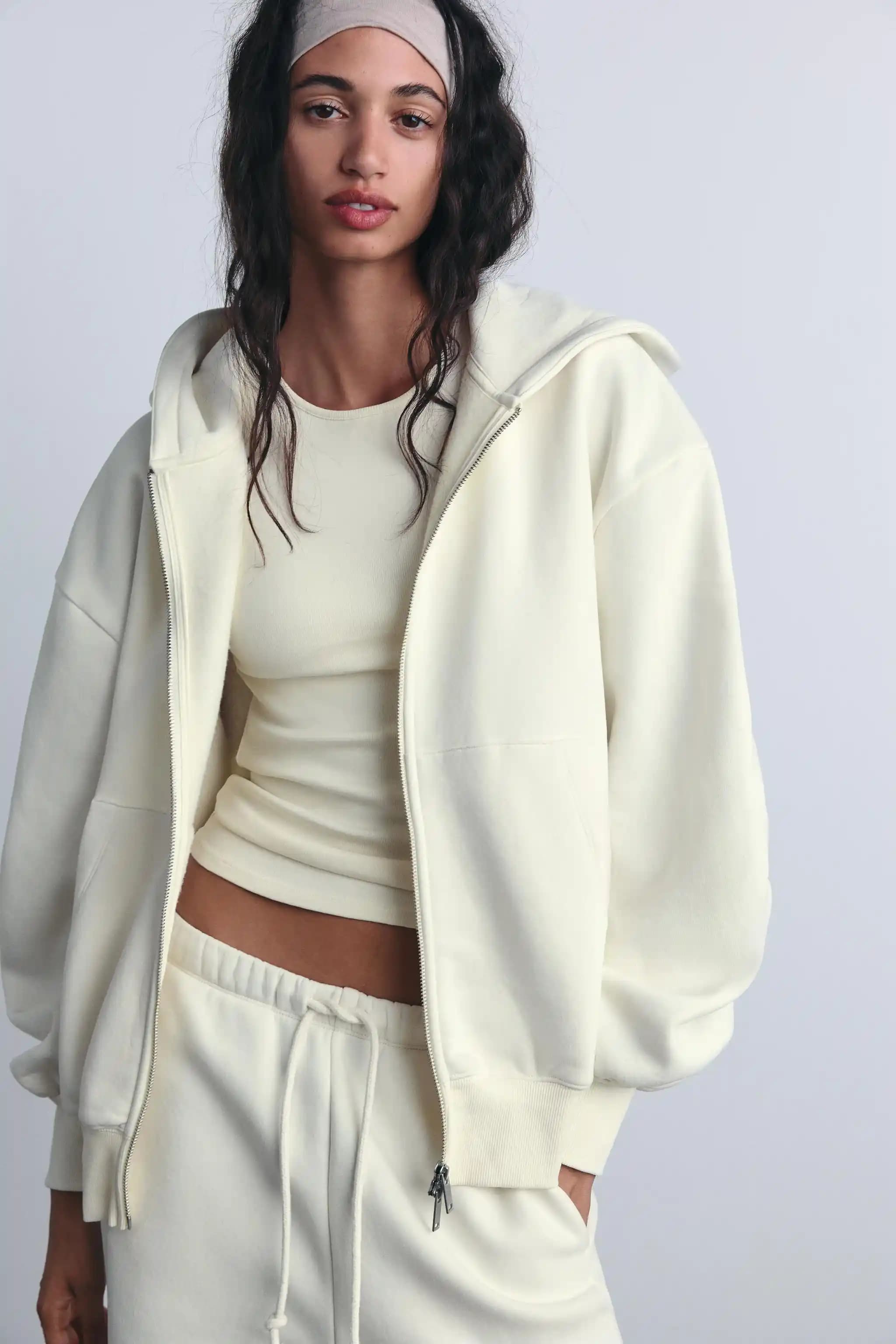 Zara Sweatshirt Koleksiyonlarıyla Şıklık ve Rahatlığı Bir Arada Yakala