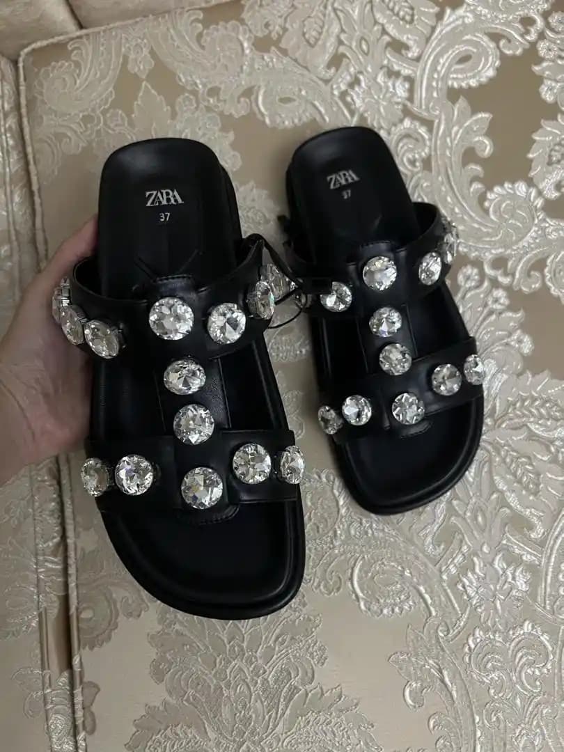 Zara Taşlı Terlikler: Şıklık ve Konforu Bir Arada Sunan Trend Ayakkabılar