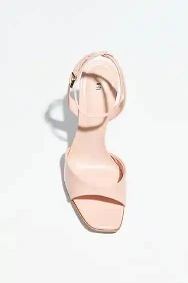 Zara’nın Pembe Topuklu Sandaletleri: Yaz Modasında Şıklık ve Konforun Buluşması