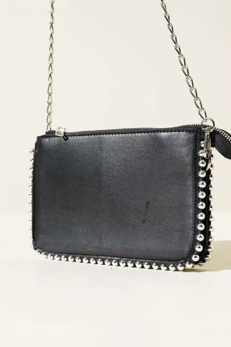 Zımbalı Çantalar: Moda ve İşlevselliğin Şık Birleşimi Günümüz Trendleri ve Kullanım İpuçları