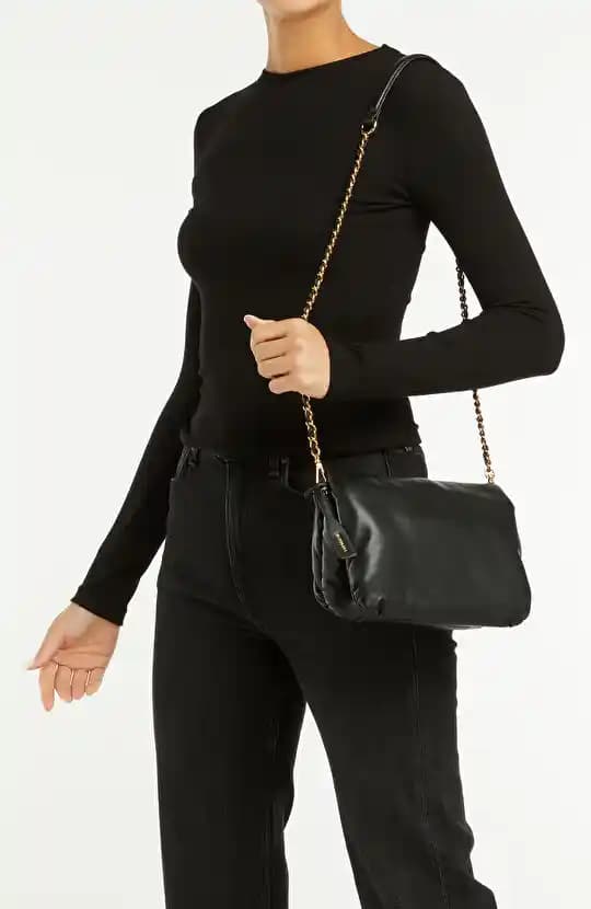 Zincir Askılı Çantalar: Moda ve Fonksiyonelliğin Modern Buluşması