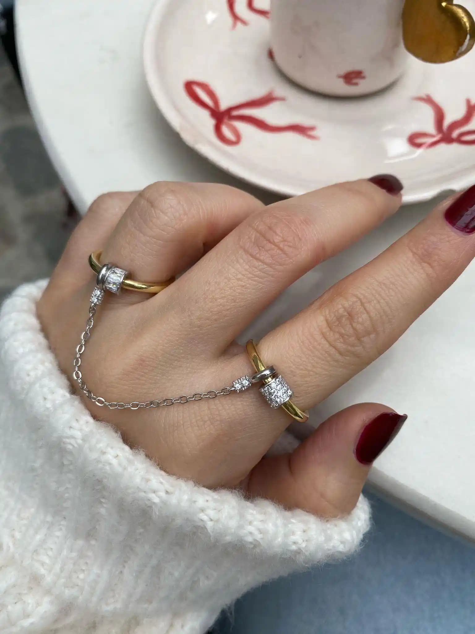 Zincirli Yüzükler: Modern Stil ve Estetiğin Şık Simgesi