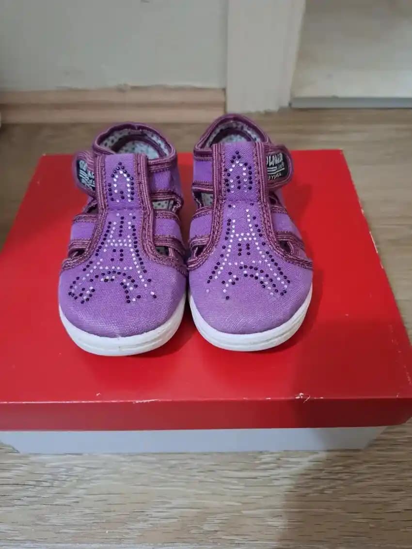 25 Numara Çocuk Ayakkabısı Seçimi ve Moda Trendleri: Sağlıklı ve Şık Alternatifler