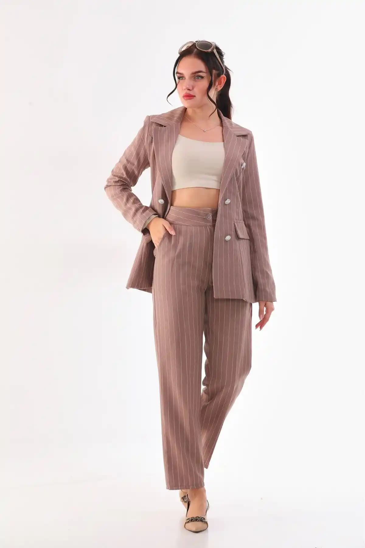 6 Düğmeli Takım Elbise: Geleneksel ve Modern Şıklığın En İyi Kombinasyonu