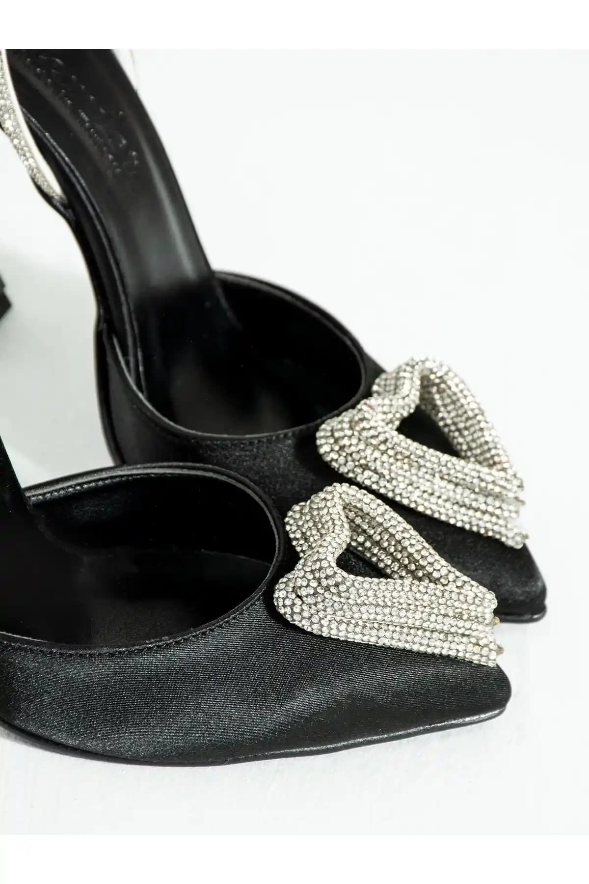 700 TL Bütçeyle Uygun Fiyatlı Moda Ayakkabıları ve Stil Yaratma Rehberi