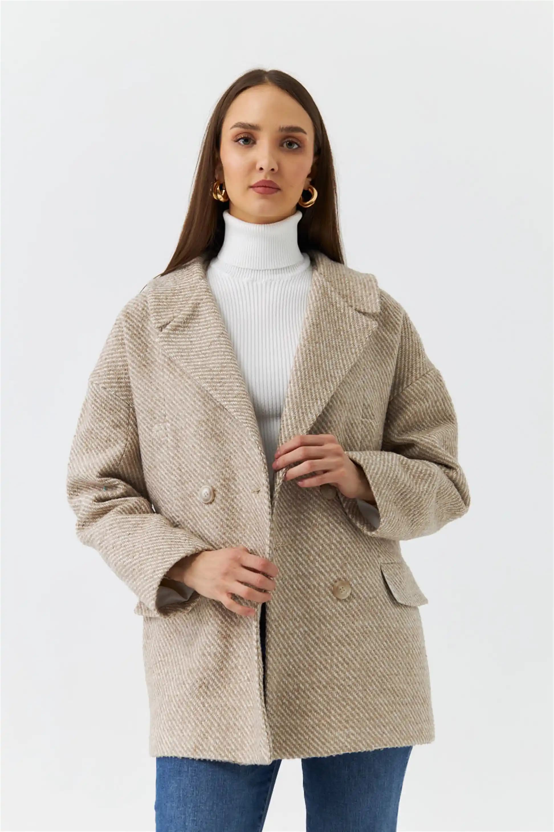 A Kesim Kaşe Kabanlar: Kış Modasının Şıklık ve Sıcaklık Dengesi Sağlayan Parçası