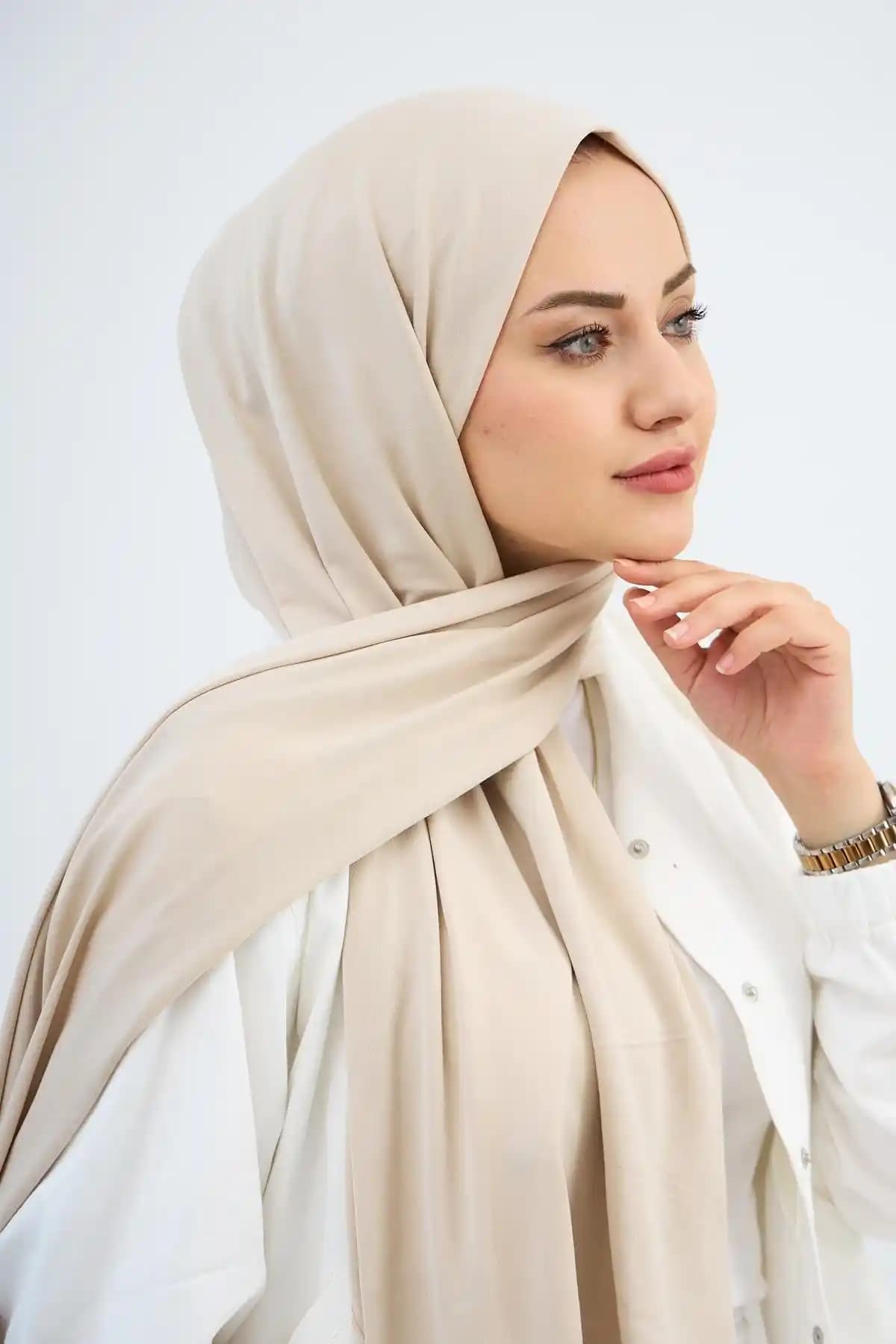 Açık Bej Renk Modada Zamansız Şıklığın Anahtarı ve Stil Önerileri