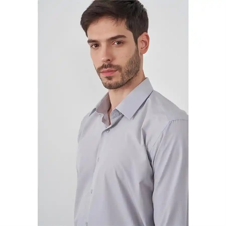 Açık Gri Gömleklerle Şıklık ve Zarafet: Moda Trendleri ve Stil Önerileri