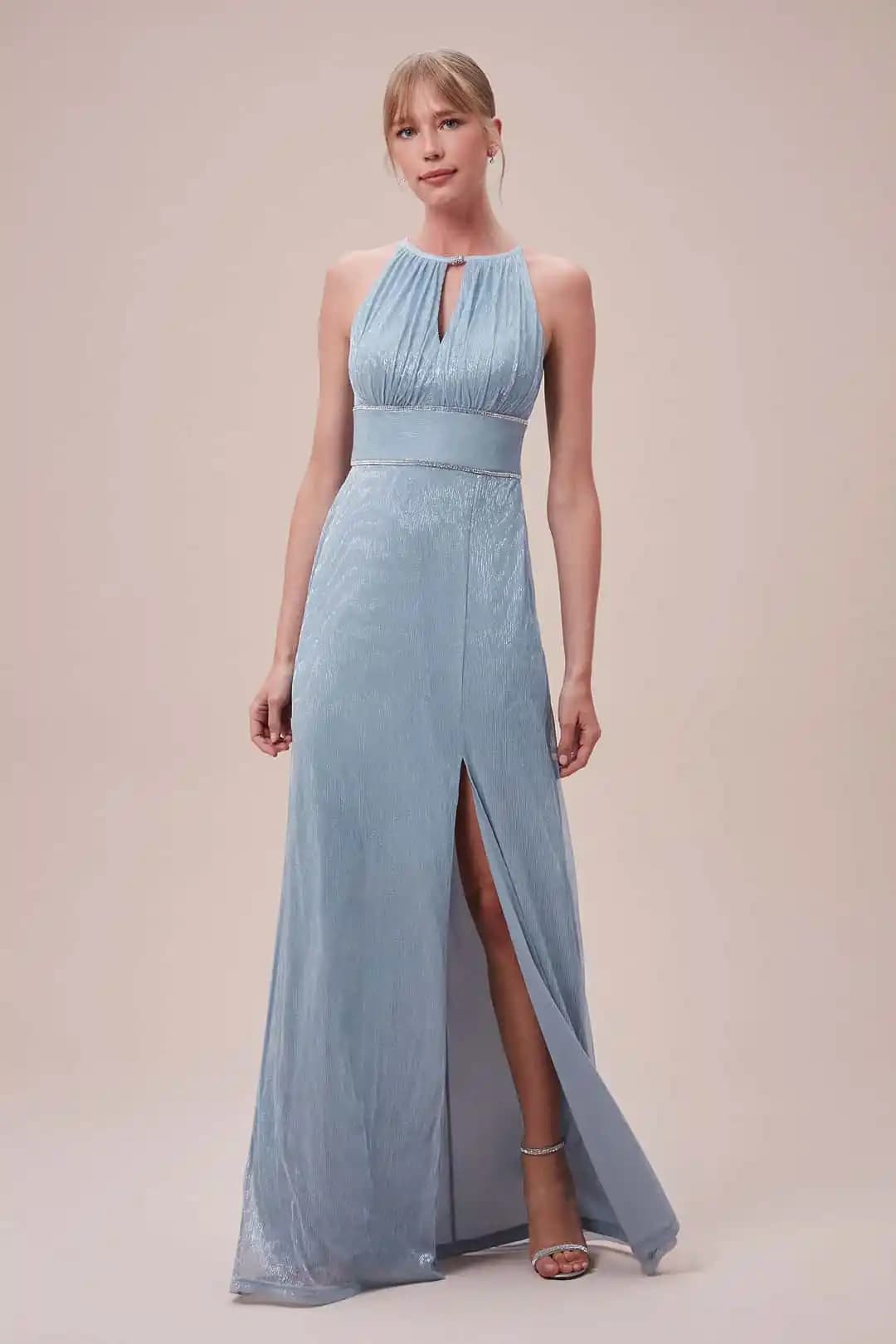 Açık Mavi Elbise Modelleri ve Kombinasyonları: Yaz ve Kış Şıklığı İçin Stil Önerileri