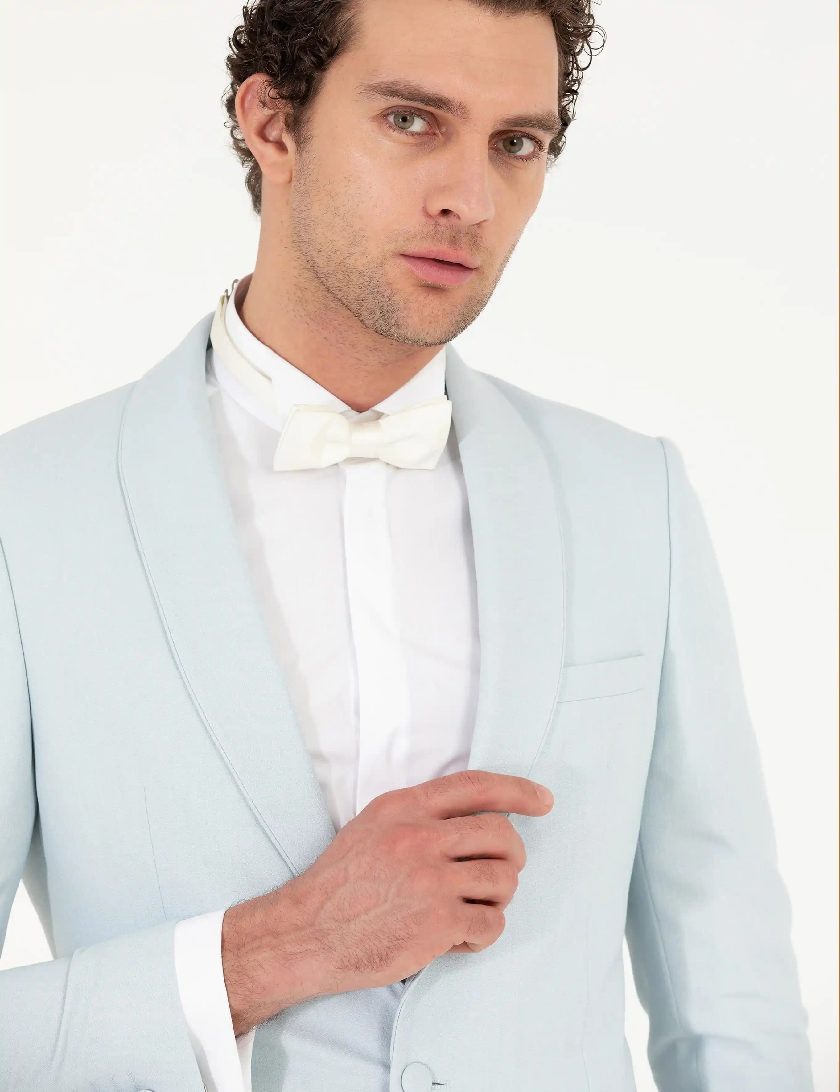 Açık Renk Damatlıklar: Modern Düğünlerde Şıklık ve Tarzın Yeni Yüzü