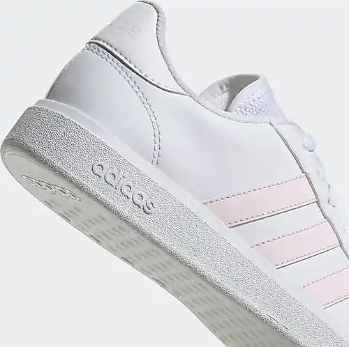 Adidas Beyaz Pembe Spor Ayakkabıları: Moda Trendleri ve Kombinasyon Önerileri