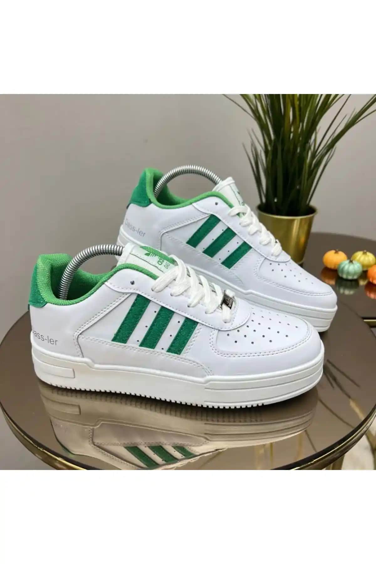 Adidas Beyaz Yeşil Renk Kombinasyonları ve Moda Trendlerindeki Yeri