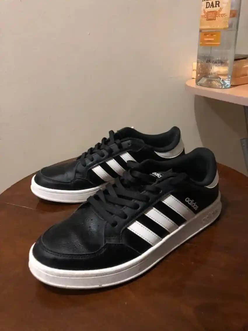 Adidas Erkek Düz Tabanlı Ayakkabılar: Konfor ve Moda Bir Arada