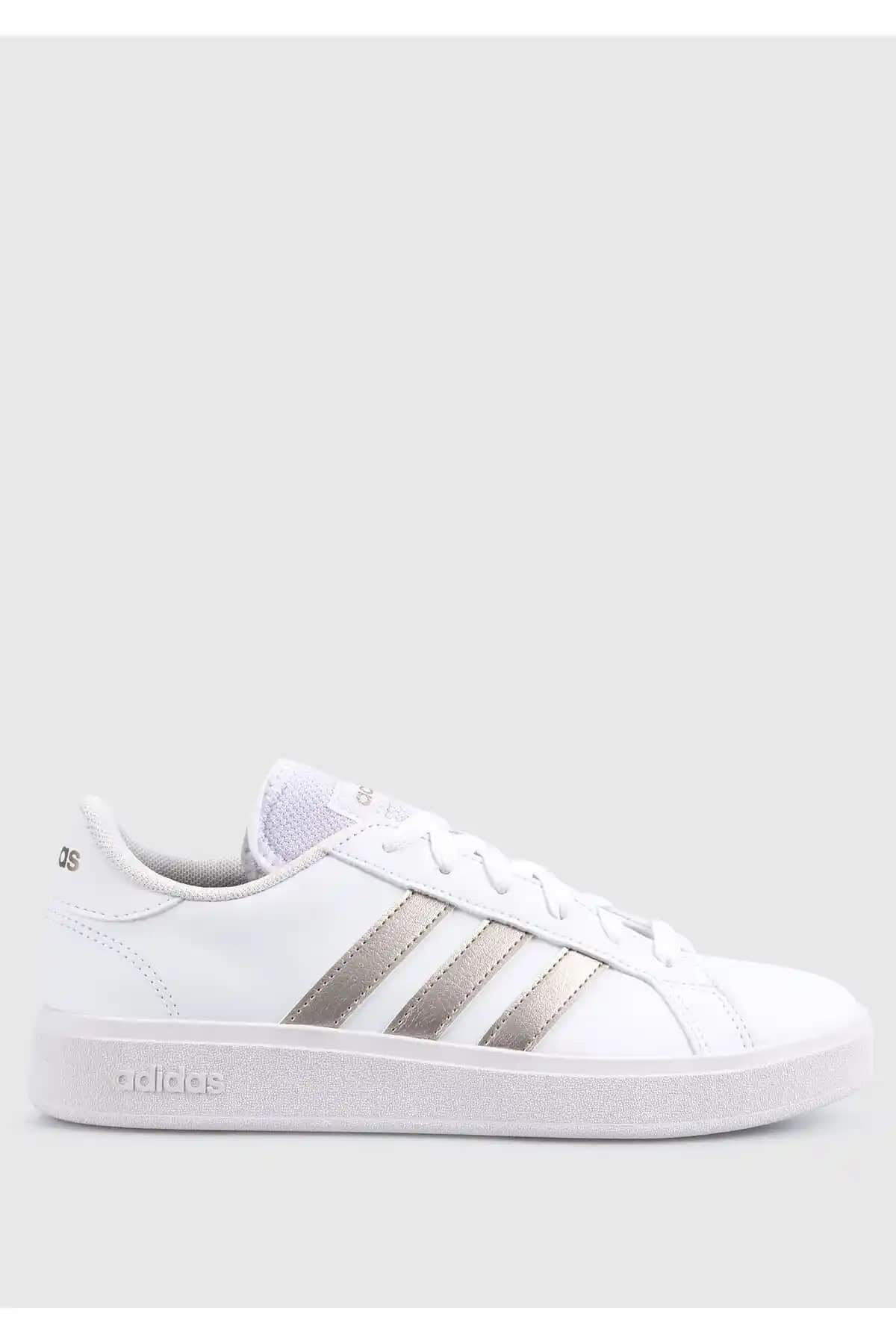 Adidas Grand Court Kadın Ayakkabıları: Şıklık ve Konforun Modern Buluşması