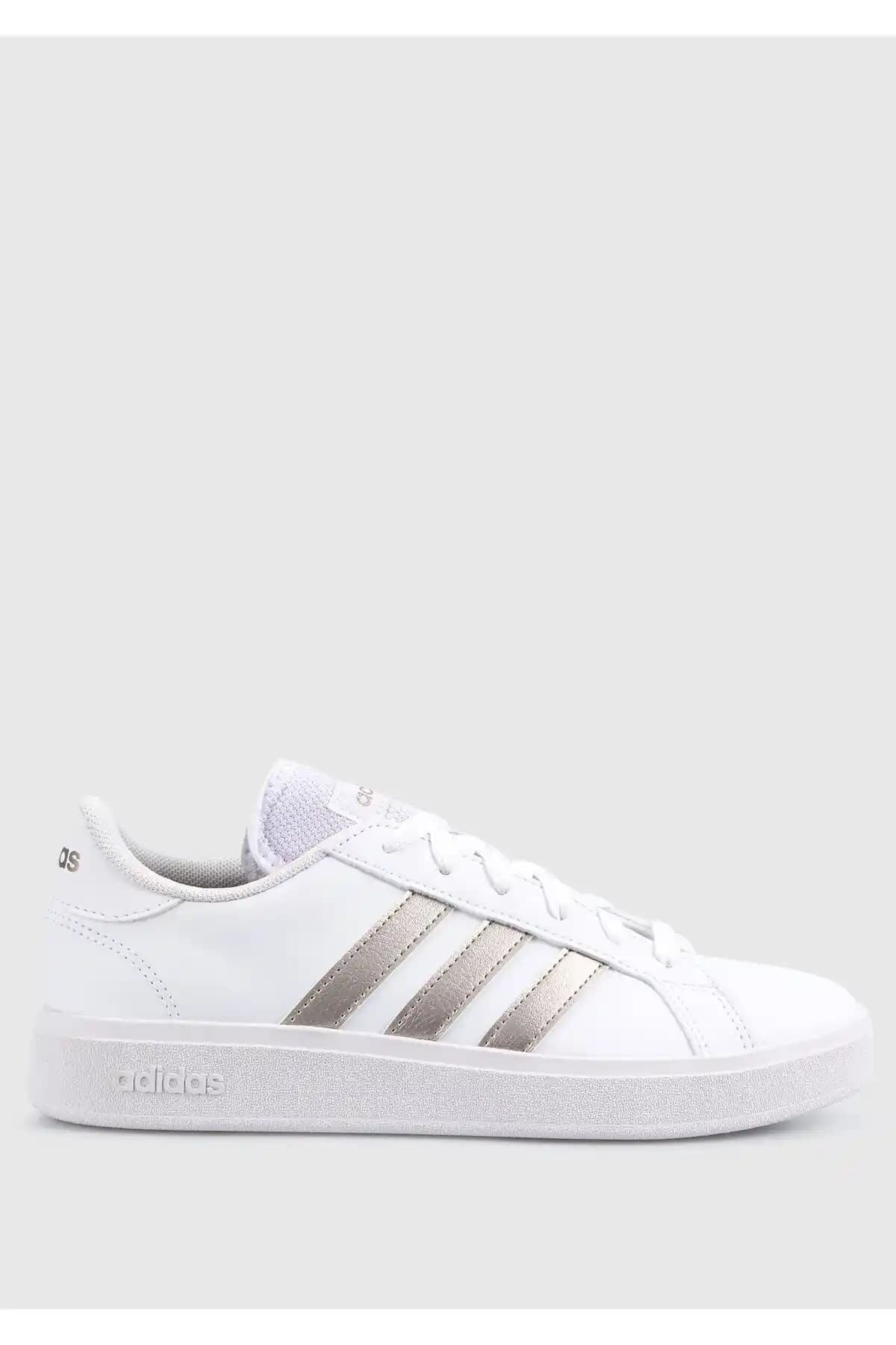 Adidas Grand Court Kadın Ayakkabıları: Şıklık ve Konforun Modern Buluşması