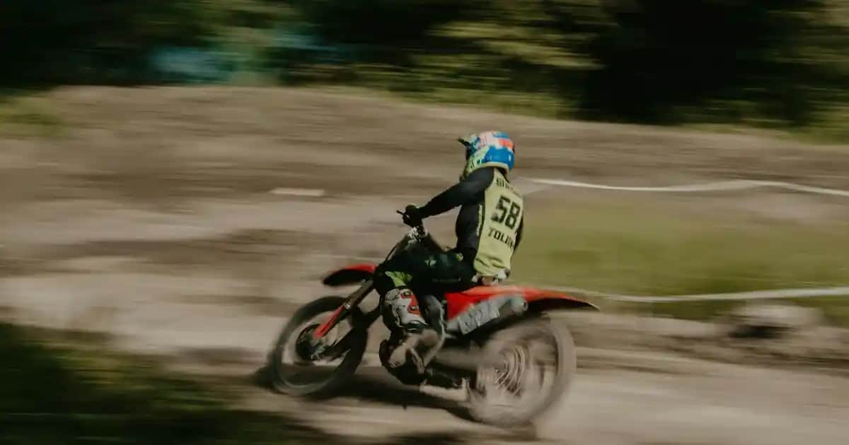 Adidas Hoops 3.0 Spor Ayakkabıları Modern Tasarım ve Teknolojiyi Birleştiriyor