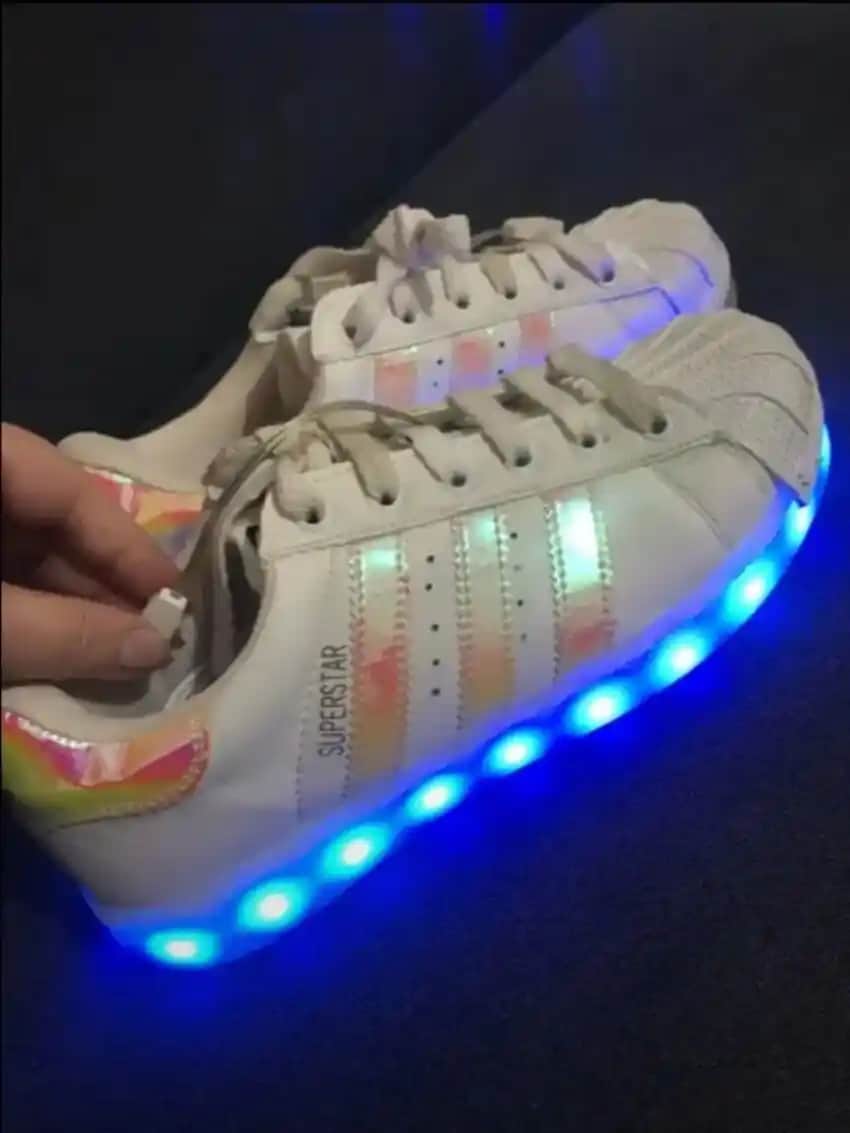 Adidas İşıklı Ayakkabılar: Moda ve Teknolojinin Birlikte Yansıması