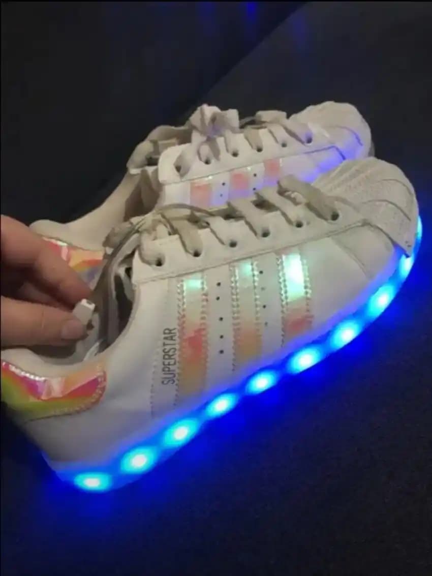 Adidas İşıklı Ayakkabılar: Moda ve Teknolojinin Birlikte Yansıması