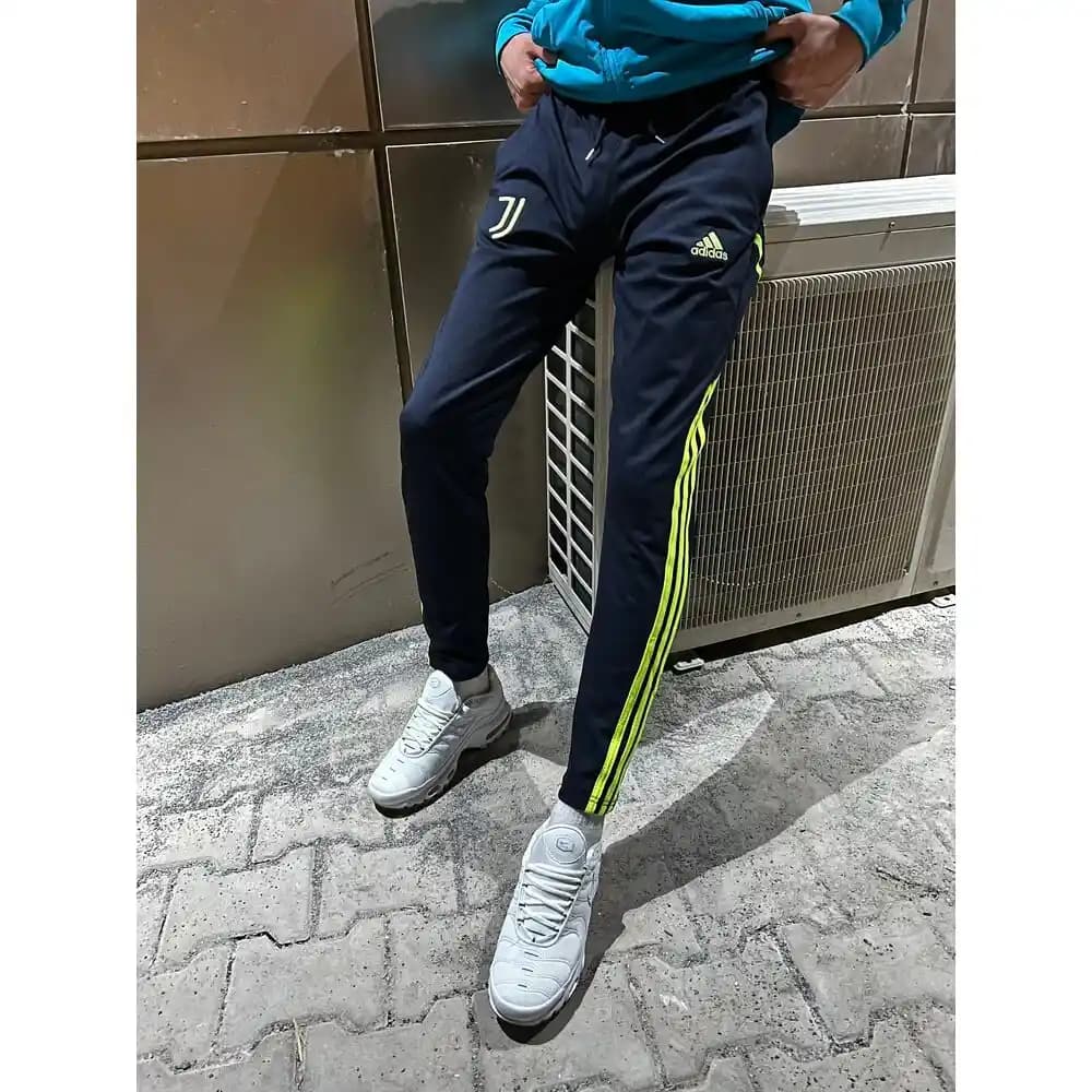 Adidas Juventus Eşofman Takımı: Spor ve Moda Dünyasının Şıklık Simgesi