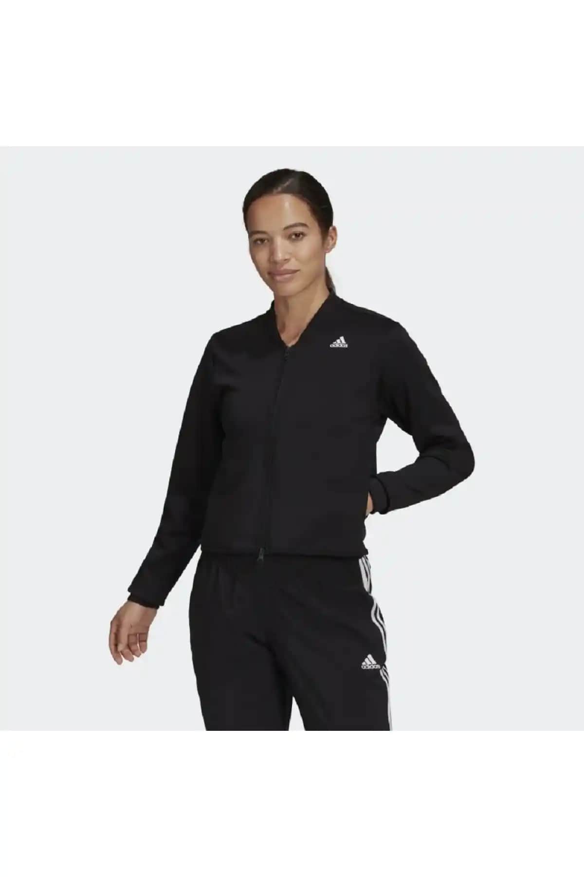 Adidas Kadın Fermuarlı Sweatshirtleri: Şıklık ve Fonksiyonelliğin Modern Buluşması