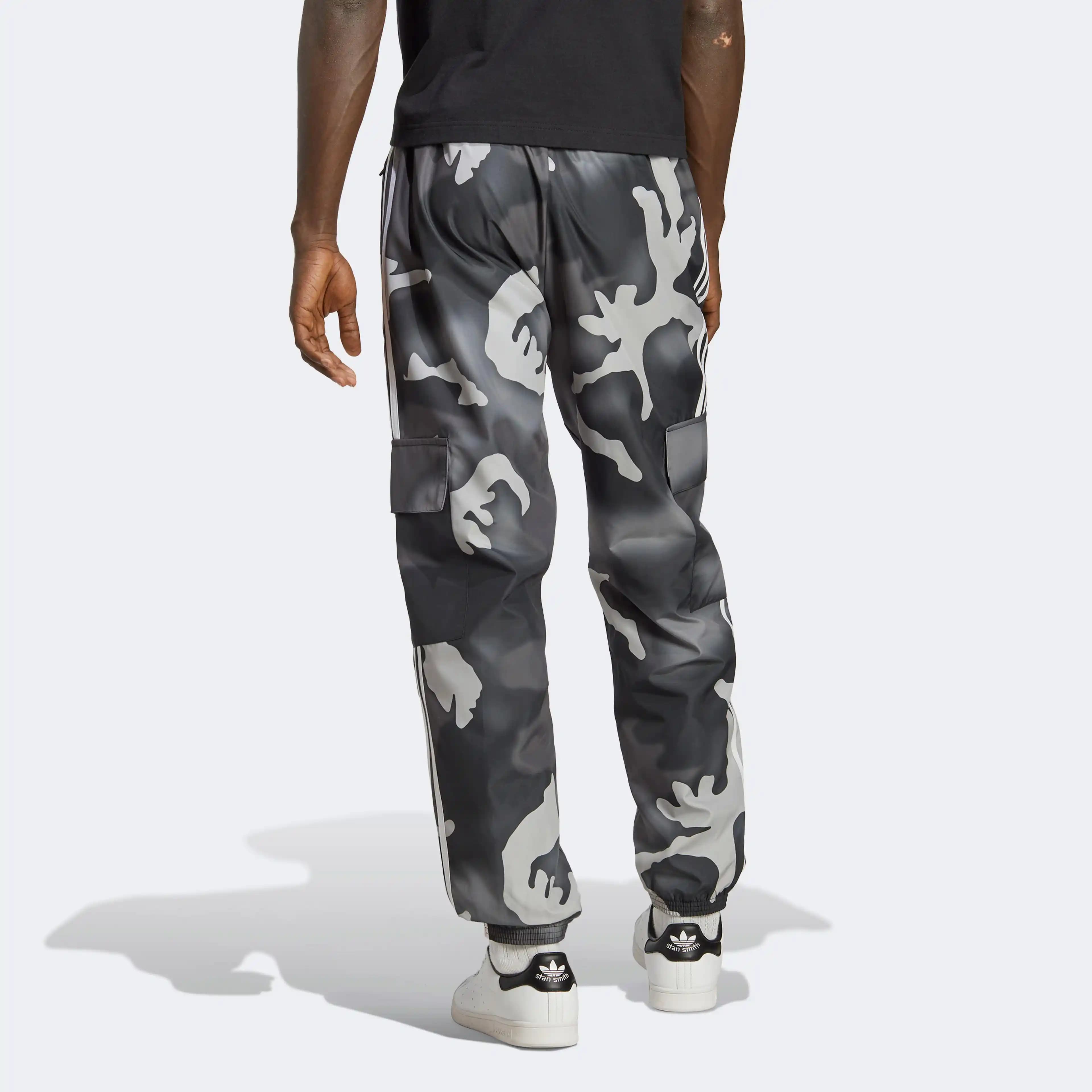 Adidas Kamuflaj Eşofman Altları: Moda ve Konforu Bir Arada Sunan Trend Tasarımlar