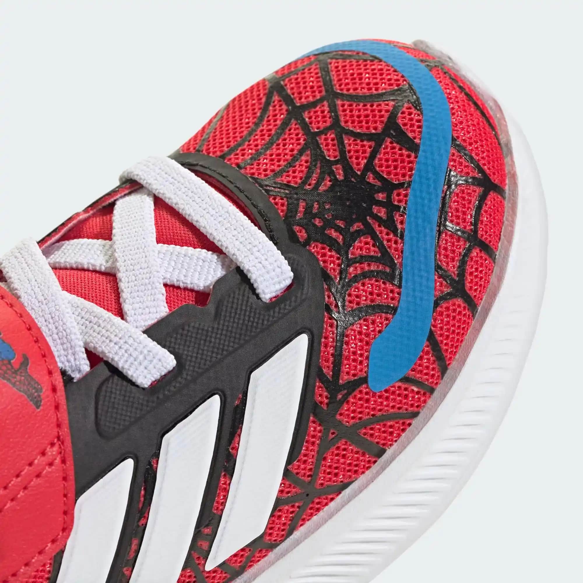 Adidas Marvel Spiderman Ayakkabıları ile Moda ve Sporun Buluşması
