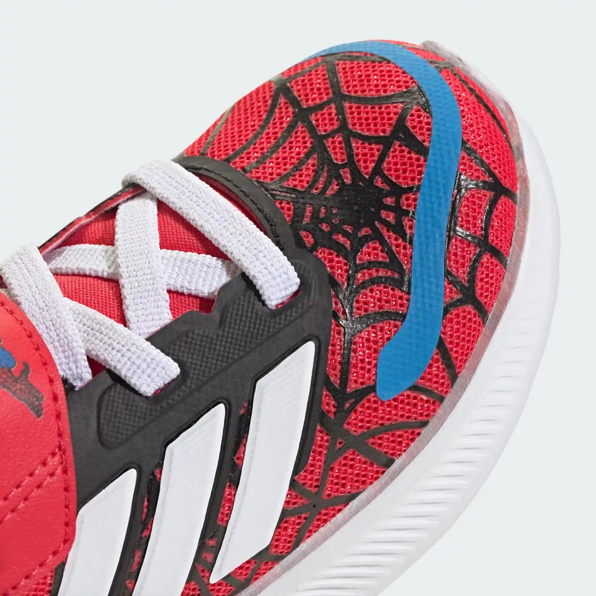 Adidas Marvel Spiderman Ayakkabıları ile Moda ve Sporun Buluşması