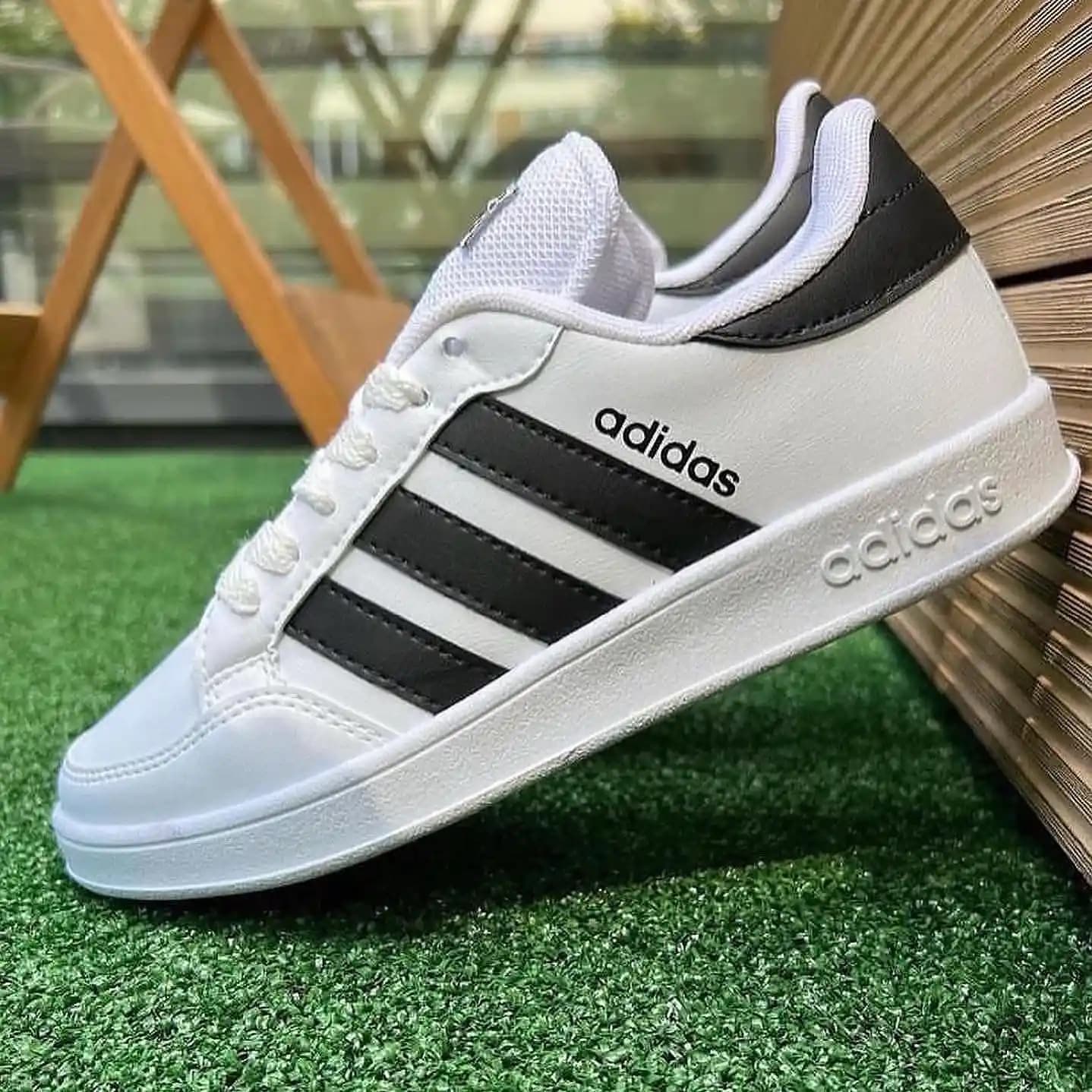 Adidas Neo Beyaz Koleksiyonu: Modern ve Şık Spor Giyim Trendleri ve Moda İpuçları