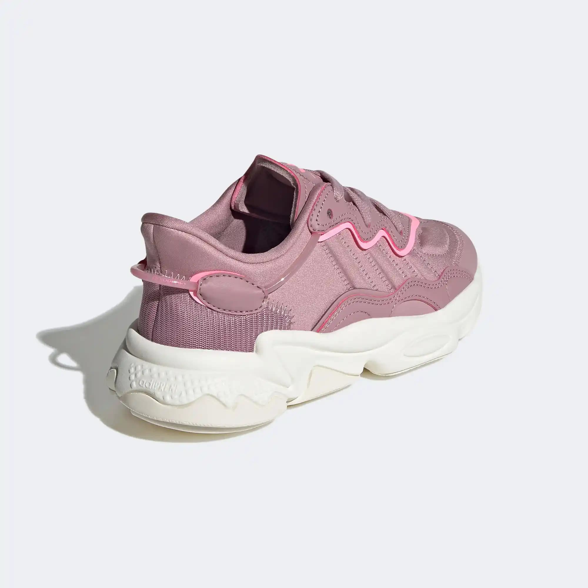 Adidas Ozweego Pembe: Moda Trendlerinde Renklerin Gücü ve Stil İpuçları